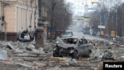 Une zone près du bâtiment de l'administration régionale, qui, selon les responsables de la ville, a été touchée par une attaque de missile, dans le centre de Kharkiv, en Ukraine, le 1er mars 2022.