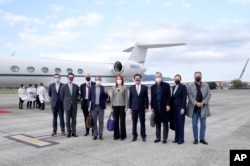 Menteri Luar Negeri Taiwan Joseph Wu (keempat dari kanan), bersama delegasi Amerika termasuk Mantan Ketua Kepala Staf Gabungan Laksamana Mike Mullen (ketiga dari kanan), setibanya di Bandara Songshan Taipei di Taipei, Taiwan, Selasa, 1 Maret 2022. (Kementerian Luar Negeri Taiwan via AP)