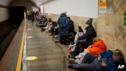 Banorët qëndrojnë të strehuar në tunelet hekurudhore të Kievit