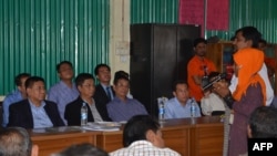 Pengungsi Myanmar (kanan) berbicara saat bertemu dengan Menlu Myanmar Myint Thu (kiri) dan utusan Myanmar di Cox Bazaar (31/10).