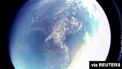 북한이 지난해 2월 정찰위성에 쓰일 카메라 성능을 점검했다며 우주에서 찍은 한반도를 공개한 장면 (자료사진)