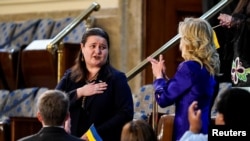 Lokacin da aka nuna wa jakadar Ukraine a Amurka jinjina, Oksana Markrova yayin da Shugaba Biden yake gabatar da jawabinsa kan halin da kasa ke ciki, a gefenta, uwargidan shugaban kasa Jill Biden (REUTERS)