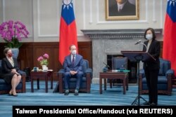 마이크 멀린(가운데) 전 합참의장 등 타이완 방문 미국 대표단이 2일 차이잉원(오른쪽) 총통 연설을 듣고 있다.