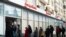 Người dân Moscow đứng xếp hàng trước ngân hàng chờ rút tiền 