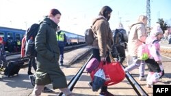 Para pengungsi Ukraina tiba di stasiun kereta Zahony, Hungaria hari Minggu (27/2). 