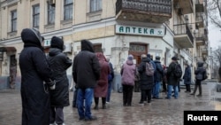 Warga antre di depan apotek di Kyiv, Ukraina pasca invasi Rusia (dok: REUTERS/Gleb Garanich)