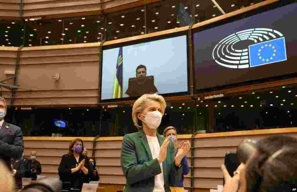 European Commission President Ursula von der Leyen applauds after an address by Ukraine&#39;s President Volodymyr Zelenskyy, via video link, during an extraordinary session on Ukraine at the European Parliament in Brussels, Belgium, March 1, 2022.