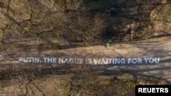 „პუტინ, ჰააგა გელის“ - წარწერა რუსეთის საელჩოს წინ ლიეტუვაში