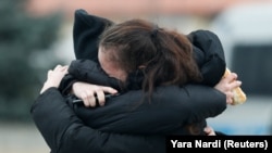 Une jeune femme embrasse son amie qui a fui l'Ukraine, après être arrivée dans un camp temporaire à Przemysl, en Pologne, le 28 février 2022.