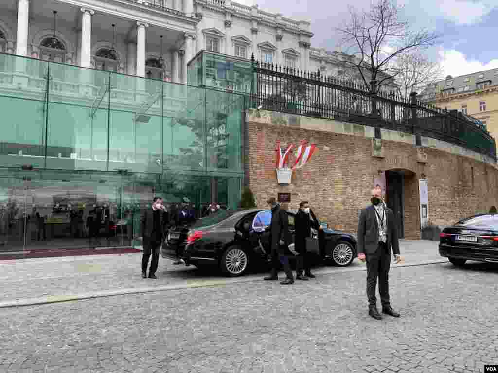 ورود باقری به هتل محل برگزاری مذاکرات احیای برجام در وین (۹ اسفند ۱۴۰۰)