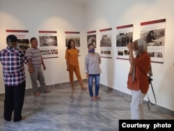 Para pengunjung Museum Holocaust di Minahasa, Sulawesi Utara, saat mengunjungi museum yang baru diresmikan pada Januari 2022. (Foto: Courtesy of Yaakov Baruch)