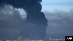 지난 24일 우크라이나 하르키우 인근 군 공항에서 검은 연기가 피어오르고 있다. (자료사진)