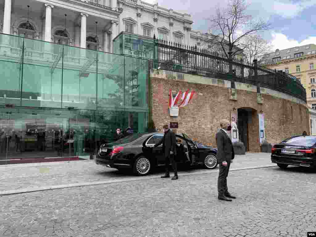 ورود باقری به هتل محل برگزاری مذاکرات احیای برجام در وین (۹ اسفند ۱۴۰۰)