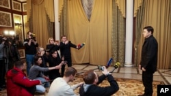 우크라이나측 정전협상 대표단을 이끄는 미하일로 포돌랴크 대통령실 고문이 지난달 28일 벨라루스에서 러시아 측과 1차 회담 직후 취재진에 브리핑하고 있다.