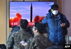 27일 한국 서울 시민들이 철도 역사 내 TV를 통해 북한 탄도미사일 발사 뉴스를 시청하고 있다.