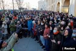 تظاهرات صدها شهروند روسیه‌ای علیه تهاجم پوتین به اوکراین. سن‌پترزبورگ، روسیه. یکشنبه ۸ اسفند ۱۴۰۰