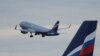 Sebuah pesawat Aeroflot Airbus A320-200 lepas landas dari Bandara Internasional Sheremetyevo di Moskow, Rusia, pada 10 Juni 2018. (Foto: Reuters/Maxim Shemetov)