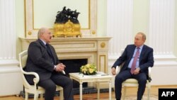 Pemimpin Belarus Alexander Lukashenko (kiri) bertemu Presiden Rusia Vladimir Putin di Moskow, Rusia 18 Februari 2022 lalu (foto: dok).