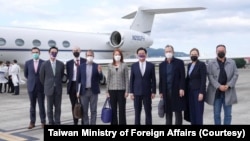 台湾外长吴钊燮（右四）在机场迎接美军前参谋长联席会议主席的麦克∙穆伦（右三）率领的美国跨党派资深代表团抵达台北。 (照片来自台湾外交部网站)