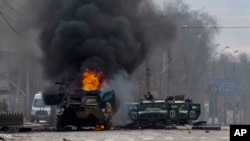 러시아의 전면 침공 나흘째인 27일 우크라이나 제2 도시 하르키우(러시아명 하리코프) 시내에서 군용차량이 불타고 있다. 차체의 'Z' 표시는 러시아군 표식으로 알려져 있다.