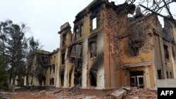 Sebuah sekolah dihancurkan oleh pertempuran tidak jauh dari pusat kota Ukraina Kharkiv, terletak sekitar 50 km dari perbatasan Ukraina-Rusia, 28 Februari 2022. (Foto: AFP)