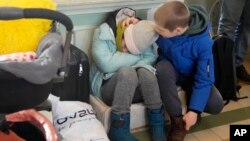 ជនភៀសខ្លួន​អ៊ុយក្រែន សម្រាក​នៅ​ស្ថានីយ៍​រថភ្លើង​ក្នុង​ទីក្រុង Przemysl ប្រទេស​ប៉ូឡូញ កាលពី​ថ្ងៃអង្គារ ទី១ ខែមីនា ឆ្នាំ២០២២។