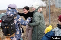 Ukrajinske izbjeglice sa djecom u Beregsuraniju, Mađarska, 26. februara 2022.