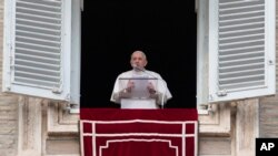 Paus Fransiskus berbicara dalam Misa Minggu (27/2) di Lapangan Santo Petrus di kota Vatikan.