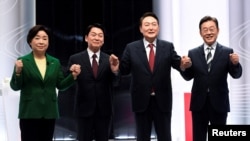 25일 서울 SBS 스튜디오에서 한국 대선후보 토론회가 열렸다. 왼쪽부터 심상정, 안철수, 윤석열, 이재명 후보.