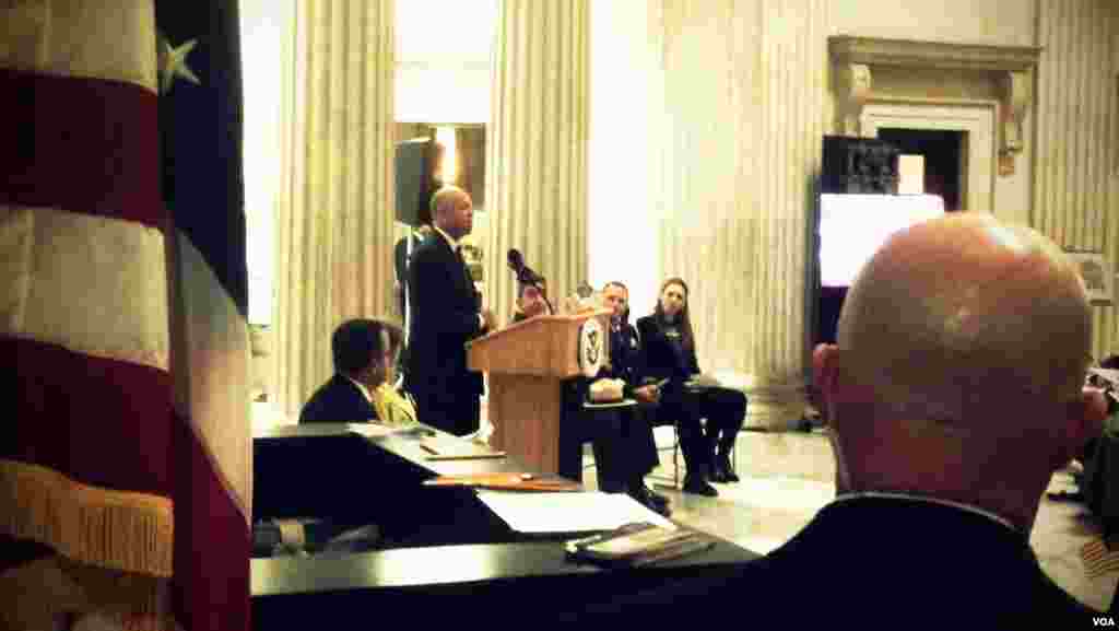 Security was tight as U.S. Secretary of Homeland Security Jeh Johnson administered the oath of allegiance to America&#39;s newest citizens at Federal Hall, New York, May 22, 2014. (Adam Phillips/VOA)