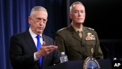 Menhan AS Jim Mattis (kiri) dan Ketua Gabungan Kepala Staf, Jenderal Joseph Dunford berbicara pada konferensi pers di Pentagon, Selasa (28/8). 