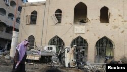 ប្រជាពល​រដ្ឋ​​សហគមន៏​បឹងកក់​នាំគ្នា​​អុជ​ទៀន​​ជា​អក្សរ​ថា​&laquo;​ដោះលែង​​​៥​នាក់​&raquo; ​ក្នុង​​យុទ្ធនាការ​&laquo;​ថ្ងៃ​ច័ន្ទ​ពណ៌ខ្មៅ&raquo;​​នៅ​សហគមន៏​បឹងកក់​ រាជធានី​ភ្នំពេញ ​​កាលពី​ថ្ងៃ​ច័ន្ទ ​ទី​២៣​ ខែឧសភា​នេះ​ ​ដើម្បី​ឲ្យមាន​ការដោះលែងមន្រ្តី​សិទ្ធិមនុស្ស​៤រូប​ និង​មន្រ្តីគ.ជ.ប​​មួយរូប​ ដែល​ជាប់​ពន្ធនាគារ​កាលពី​ដើម​ខែ​ឧសភា​នេះ។ ​(ឡេង ឡែន/VOA)