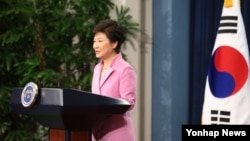 박근혜 한국 대통령이 6일 청와대 춘추관에서 취임 후 첫 신년 내외신 기자회견을 갖고 집권 2년차 국정운영 구상을 발표하고 있다.