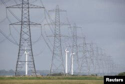 Turbin di Ladang Angin Little Cheyne Court, Dungeness, Inggris, 10 Juli 2024. (Chris J. Ratcliffe/REUTERS)