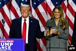 Donald Tramp sa suprugom Melanijom govori tokom izborne noći.