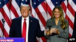 Bivši američki predsjednik i republikanski predsjednički kandidat Donald Trump i bivša američka prva dama Melania Trump nakon govora tokom izborne večeri u kongresnom centru West Palm Beach u West Palm Beachu, Florida, rano 6. novembra 20. novembra