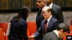 Duta Besar AS untuk PBB Nikki Haley berbincang dengan Duta Besar China Liu Jieyi setelah melakukan pemungutan suara untuk pengenaan sanksi baru terhadap Korea Utara dalam rapat Dewan Keamanan PBB, 11 September, 2017. 