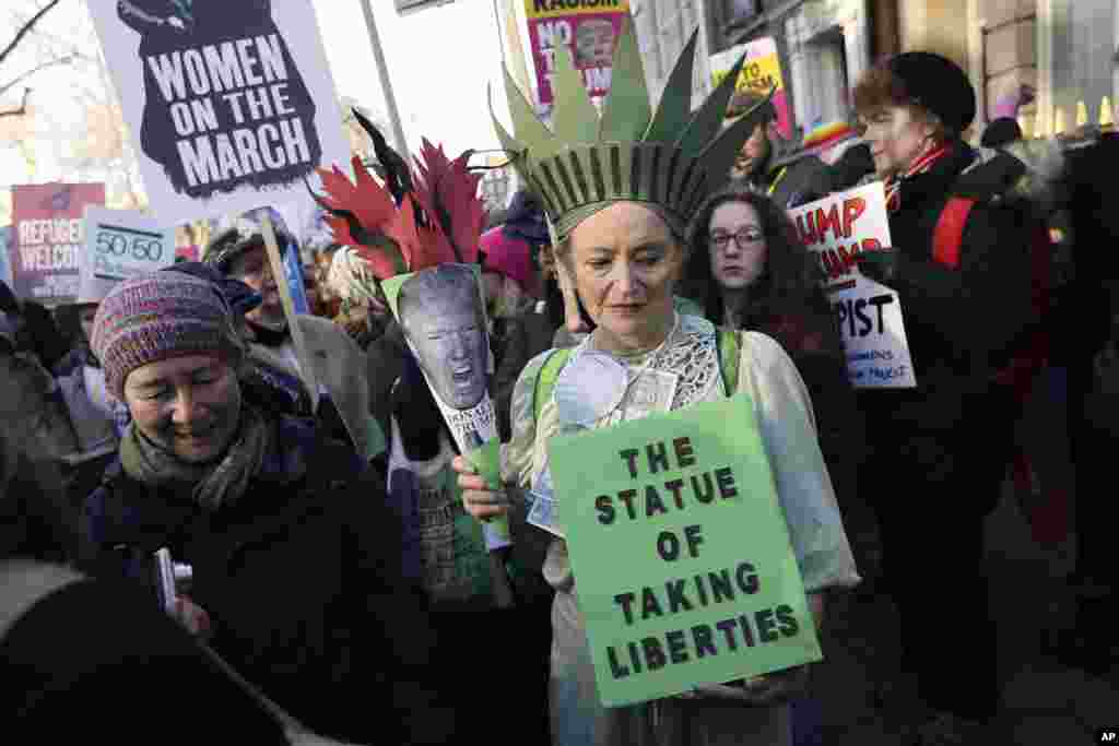 Para demonstran protes massal Women&#39;s March di London.&nbsp;(AP/Tim Ireland)