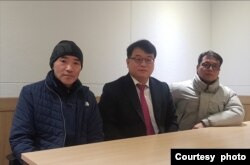 지난 2020년 9월 한반도 서해에서 북한군에 피격돼 숨진 한국 해양수산부 공무원 이모 씨 형 이래진(왼쪽) 씨와 유족 측 법률대리인 김기윤(가운데) 변호사. (자료사진)