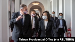 마이크 폼페오(왼쪽) 전 미 국무장관이 3일 차이잉원 타이완 총통과 타이베이 관저에서 회동하고 있다. 