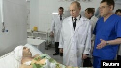 Presiden Rusia Vladimir Putin mengunjungi korban luka-luka yang dirawat di rumah sakit Volgograd, Rabu (1/1). 