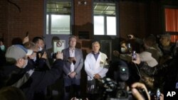 러시아 시베리아 공항에서 독성 물질이 석인 차를 마시고 쓰러진 것으로 추정되는 러시아 야권 지도자 나발니 의원이 입원 중인 옴스크 병원에서 의사 아나톨리 칼리니첸코가 기자들의 질문에 답하고 있다. 