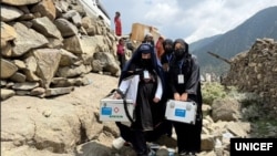 گروهی از کارمندان زن در حال امدادرسانی به زلزله‌زدگان در شرق افغانستان