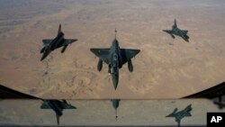 Pesawat-pesawat tempur Perancis Mirage 2000 D terbang menuju N'Djamena, Chad untuk melakukan operasi militer di Mali utara (11/1).