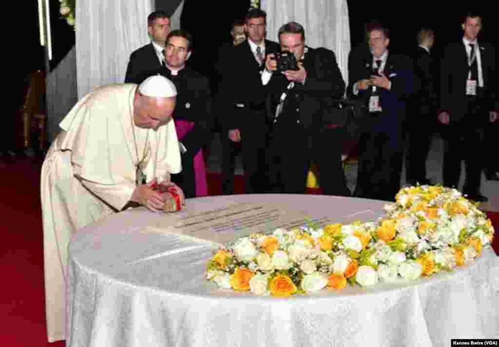 Papa Francis abariki jiwe kwenye makaburi ya Munyonyo mjini Kampala 