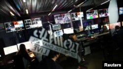 Suasana studio stasiun televisi daring, TV Dozhd, di Moscow, Rusia, 20 Agustus 2021. (Foto: Denis Kaminev/Reuters)