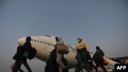 "Je suis très heureux d'être de retour à la maison, merci au Nigeria", s'est exclamée une jeune femme sur le tarmac de l'aéroport.