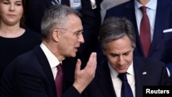 토니 블링컨(오른쪽) 미 국무장관이 4일 벨기에 브뤼셀 북대서양조약기구(NATO·나토) 외교장관 회의 현장에서 옌스 스톨텐베르그 사무총장과 환담하고 있다.