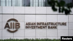 រូបឯកសារ៖ បដាសម្គាល់ធនាគារ​វិនិយោគ​ហេដ្ឋារចនាសម្ព័ន្ធ​អាស៊ី​ ឬ AIIB នៅទីស្នាក់ការកណ្តាលរបស់ខ្លួន ស្ថិតក្នុងទីក្រុងប៉េកាំង ប្រទេសចិន កាលពីថ្ងៃទី ២៧ ខែកក្កដា ឆ្នាំ ២០២០។