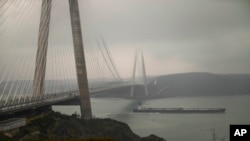 រូបឯកសារ៖ កប៉ាល់​ដឹកប្រេង SCF 'Samotlor' បើក​នៅ​ក្រោម​ស្ពាន Yavuz Sultan Selim ក្នុង​ទីក្រុង​អ៊ីស្តង់ប៊ុល កាលពី​ថ្ងៃទី១ ខែមីនា ឆ្នាំ២០២២ នៅ​ពេល​វា​ឆ្លងកាត់​ច្រកសមុទ្រ Bosphorus បន្ទាប់ពី​ចាកចេញ​ពី​កំពង់ផែ Novorossiysk របស់​រុស្ស៊ី។